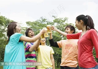 一群正在举杯庆祝的年轻男女