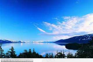 蔚蓝天空下的湖水