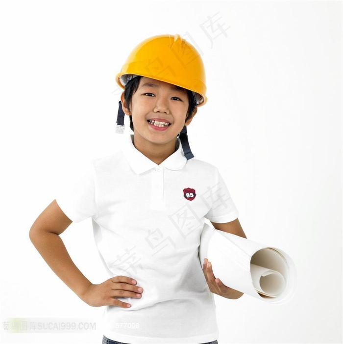 戴安全帽微笑的男孩