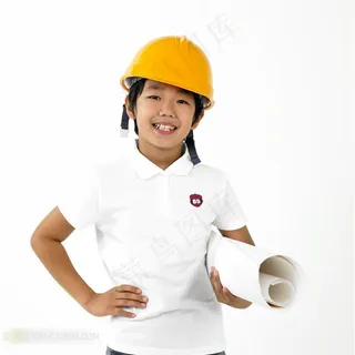 戴安全帽微笑的男孩
