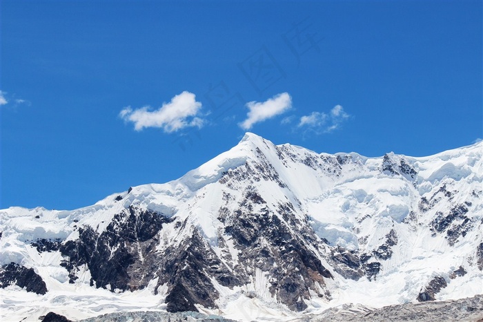 雪山蓝天白云