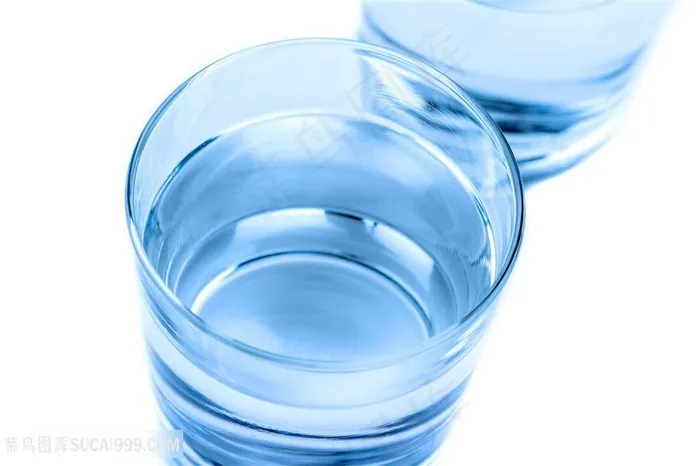 装着一半水的两个杯子高清图片