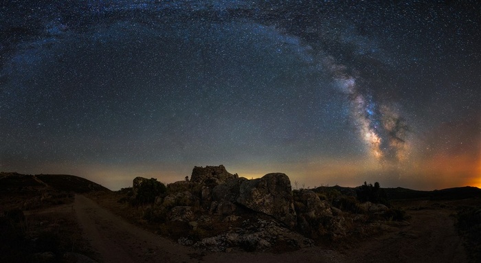 夜色星空空下的山川
