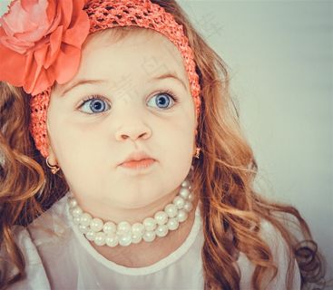 戴着珍珠项链的小女孩摄影 戴着珍珠项链的小女孩摄影