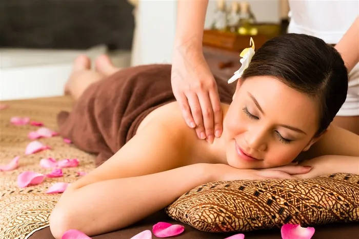女人按摩做SPA