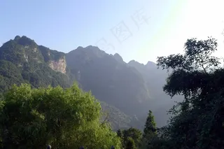 七彩光线照射的山峰