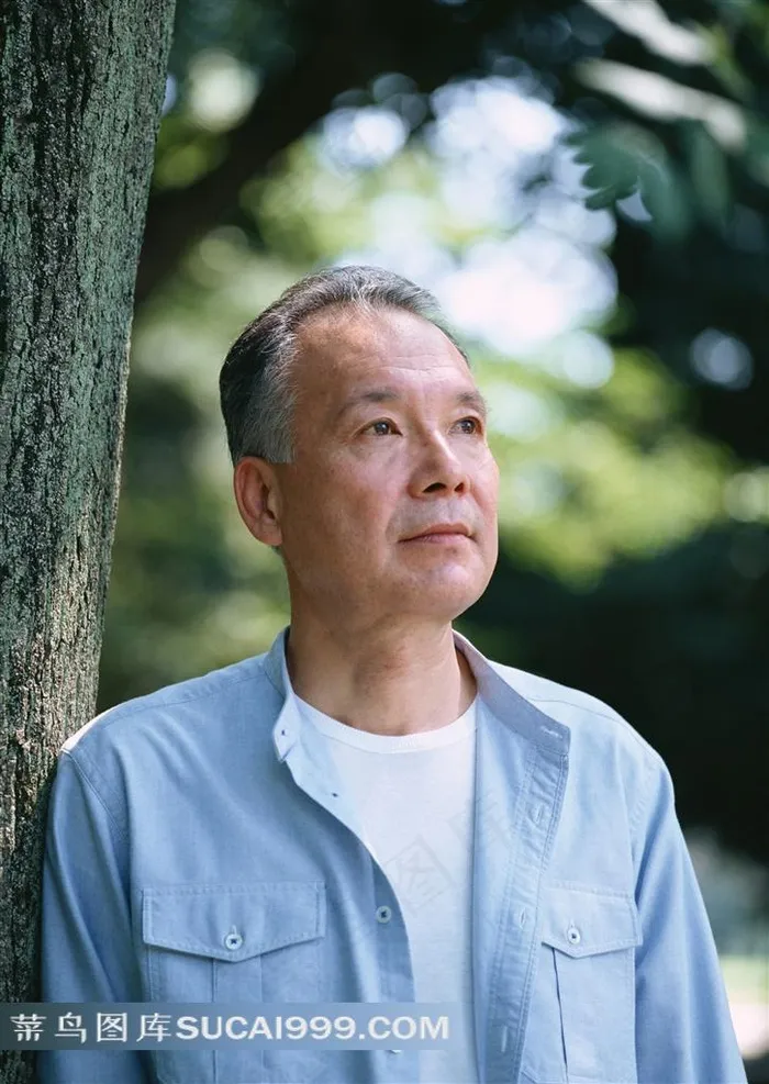 靠树木的男老人图片