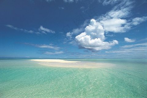 蓝天白云下的海面