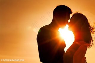 黄昏下的幸福情侣高清图片