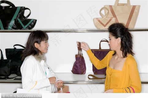 购物情境-女士提包端详