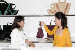 购物情境-女士提包端详