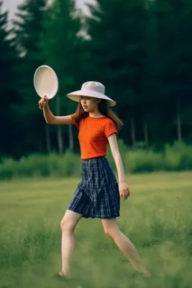 夏日飞盘运动女孩图