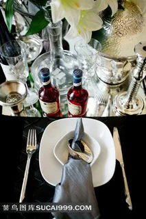 西餐餐具酒瓶和玻璃杯摄影图
