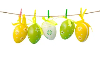 五彩缤纷的复活节彩蛋挂在一根绳子上，孤立在白色的背景上