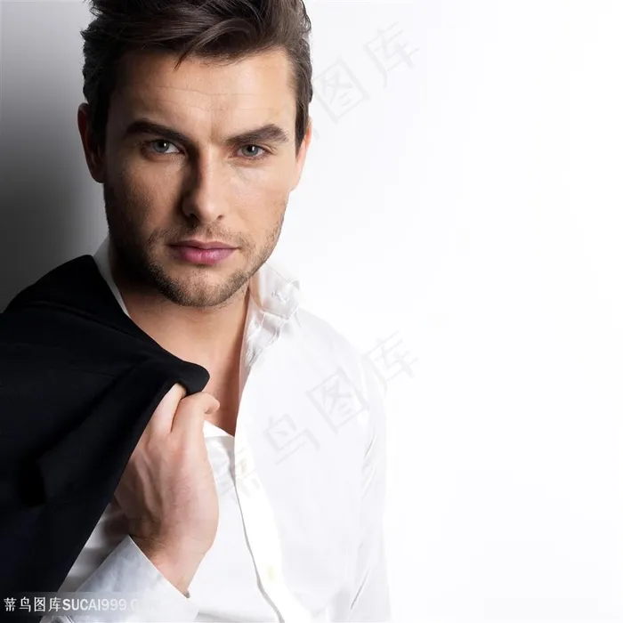 衣服搭在肩上的商务型男