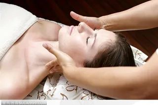 颈部保养之提拉动作