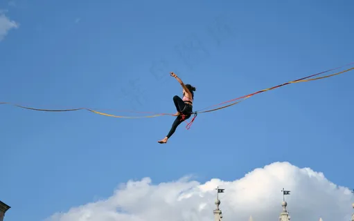 走钢丝杂技表演图片 走钢丝杂技表演图片