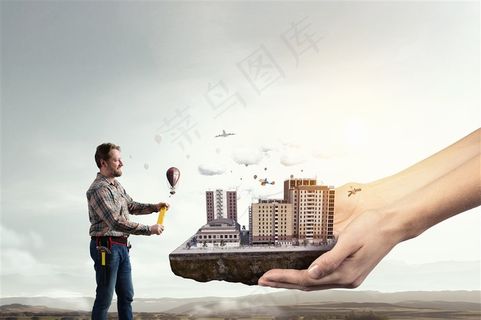 双手捧着的城市和正在放氢气球的男士高清图片