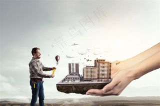 双手捧着的城市和正在放氢气球的男士高清图片