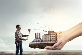 双手捧着的城市和正在放氢气球的男士高清图片