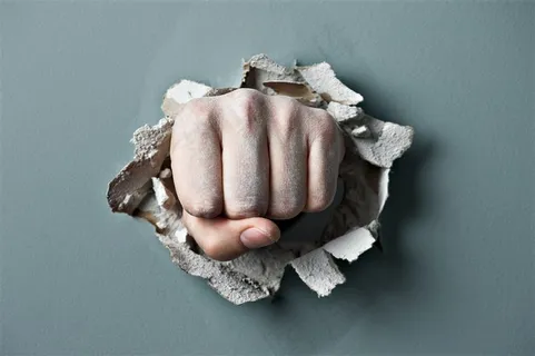 冲破城墙高清创意大图