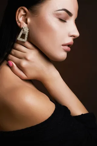 抚摸脖子的侧脸美女高清图片