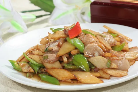 五花肉炒土豆片 (1)