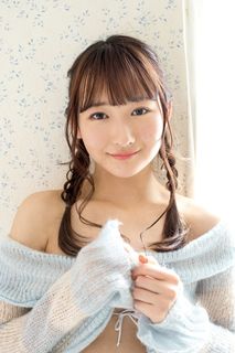 靠在墙上的日本美女人体写真图片