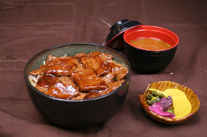 焼肉盖饭牛肉美食素材图片