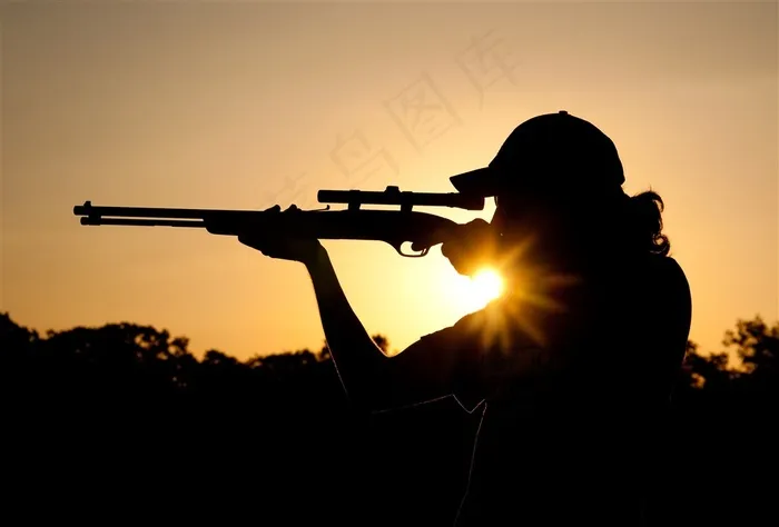 持枪打靶射击图片