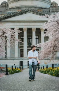 休闲衬衫帅哥街拍图片 休闲衬衫帅哥街拍图片