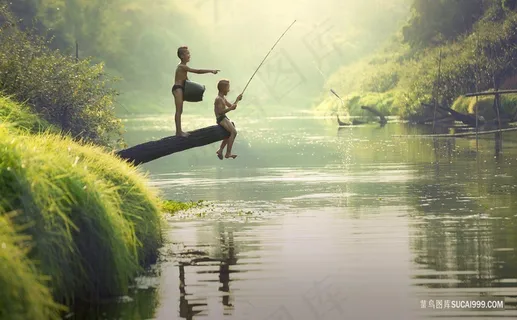 大山里河边钓鱼的小男孩