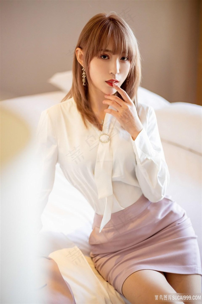 性感女白领周慕汐粉色制服写真图片