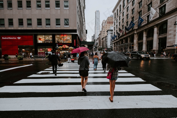 雨后街道行人背影图片