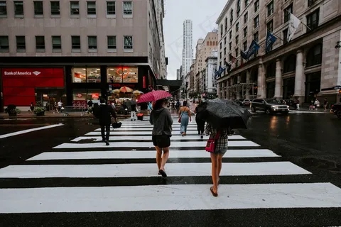 雨后街道行人背影图片 雨后街道行人背影图片