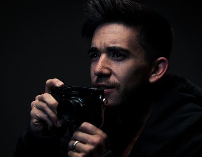 正在摄影的男子摄影素材