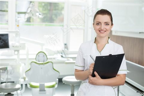 拿着文件夹微笑的女医生高清图片