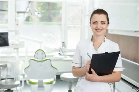 拿着文件夹微笑的女医生高清图片