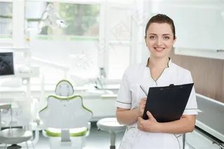 拿着文件夹微笑的女医生高清图片