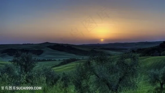 黄昏山脉草地风景画壁纸