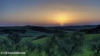 黄昏山脉草地风景画壁纸