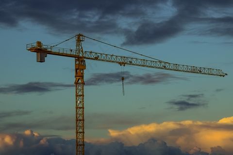 黄昏下起重机图片