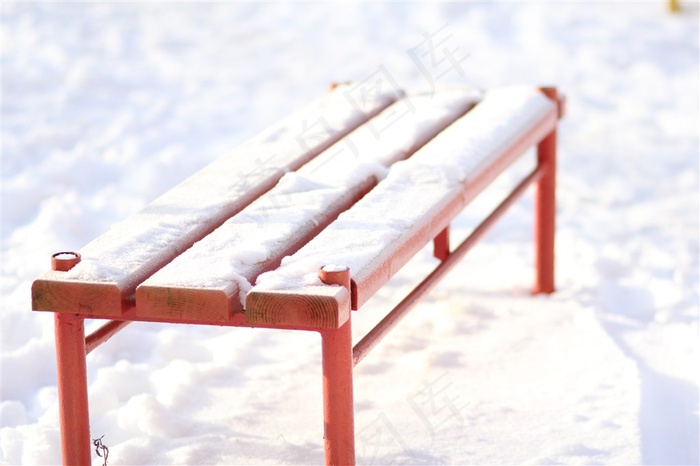 凳子上的积雪
