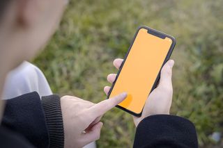 右手手持点击苹果手机场景图展示样机