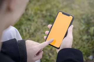 右手手持点击苹果手机场景图展示样机