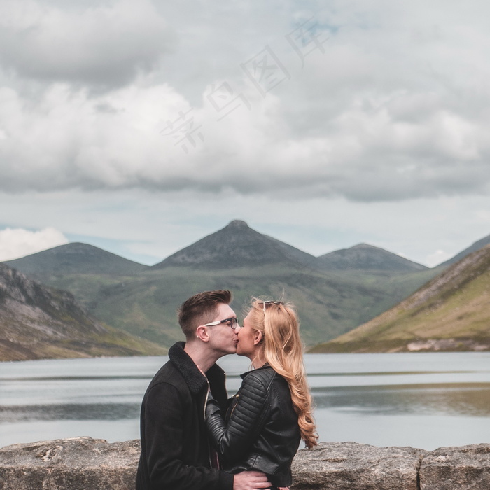 秀恩爱情侣接吻图片