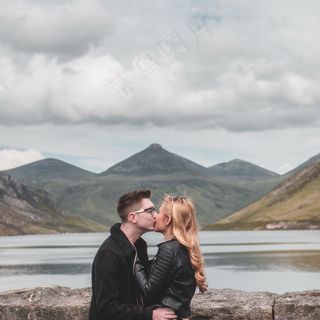 秀恩爱情侣接吻图片 秀恩爱情侣接吻图片