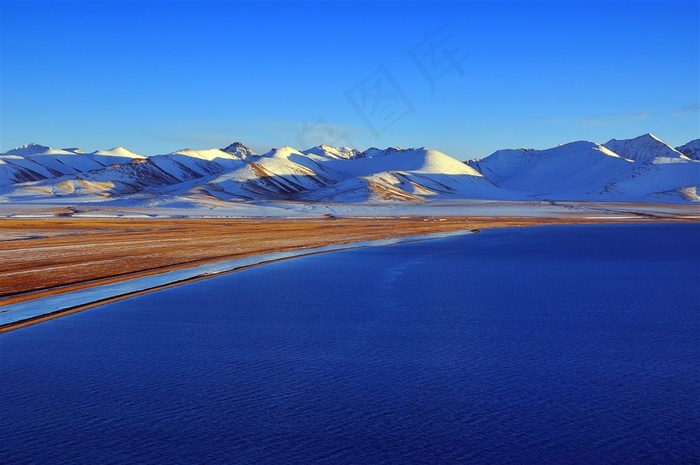 雪山湖畔山水风景图片