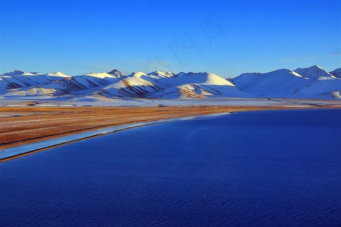 雪山湖畔山水风景图片