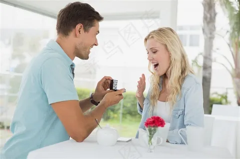 向女人求婚的男人素材高清图片
